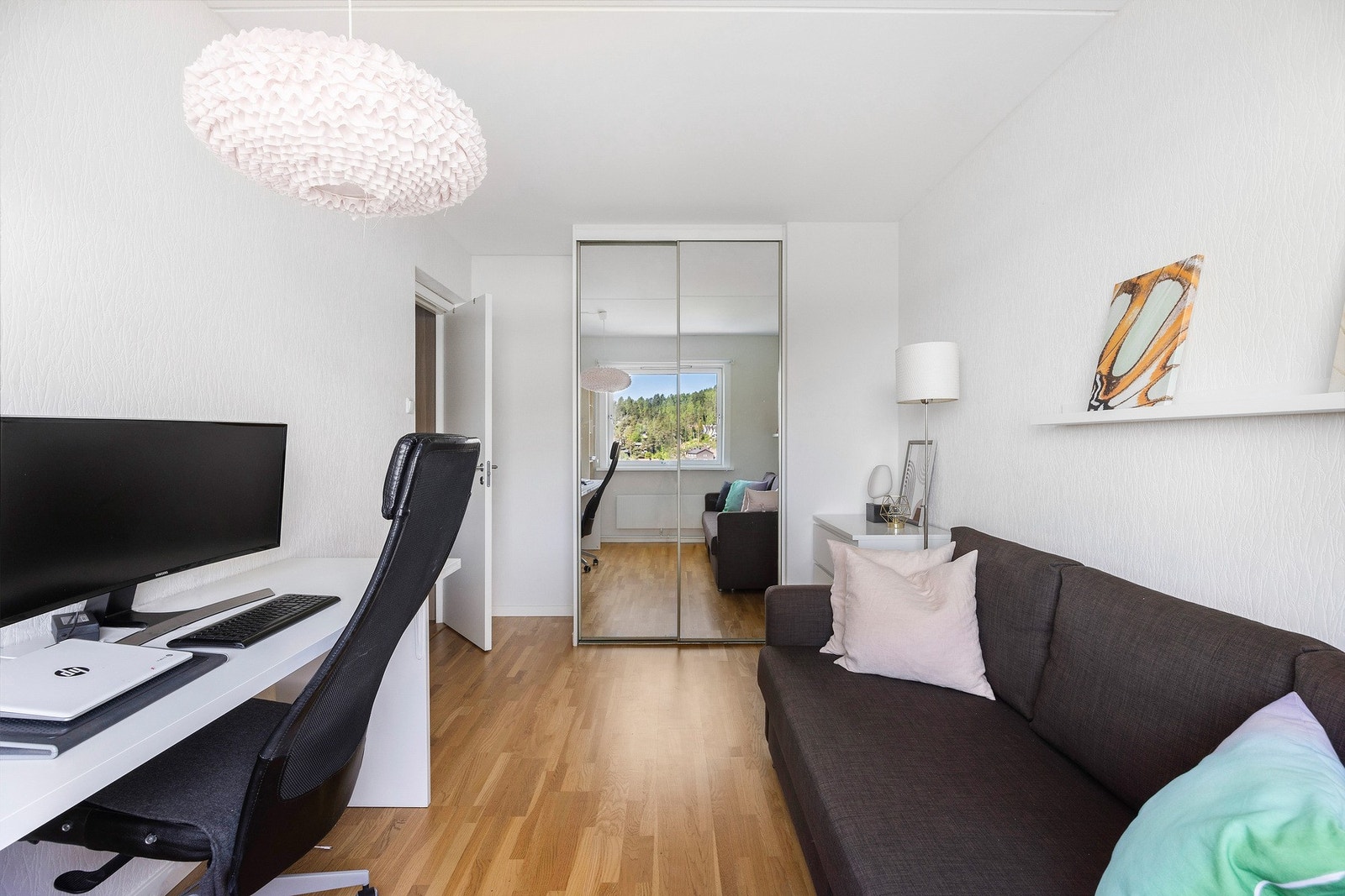 Soverom nr. 2 er sjenerøs i størrelse. Galleribilde
