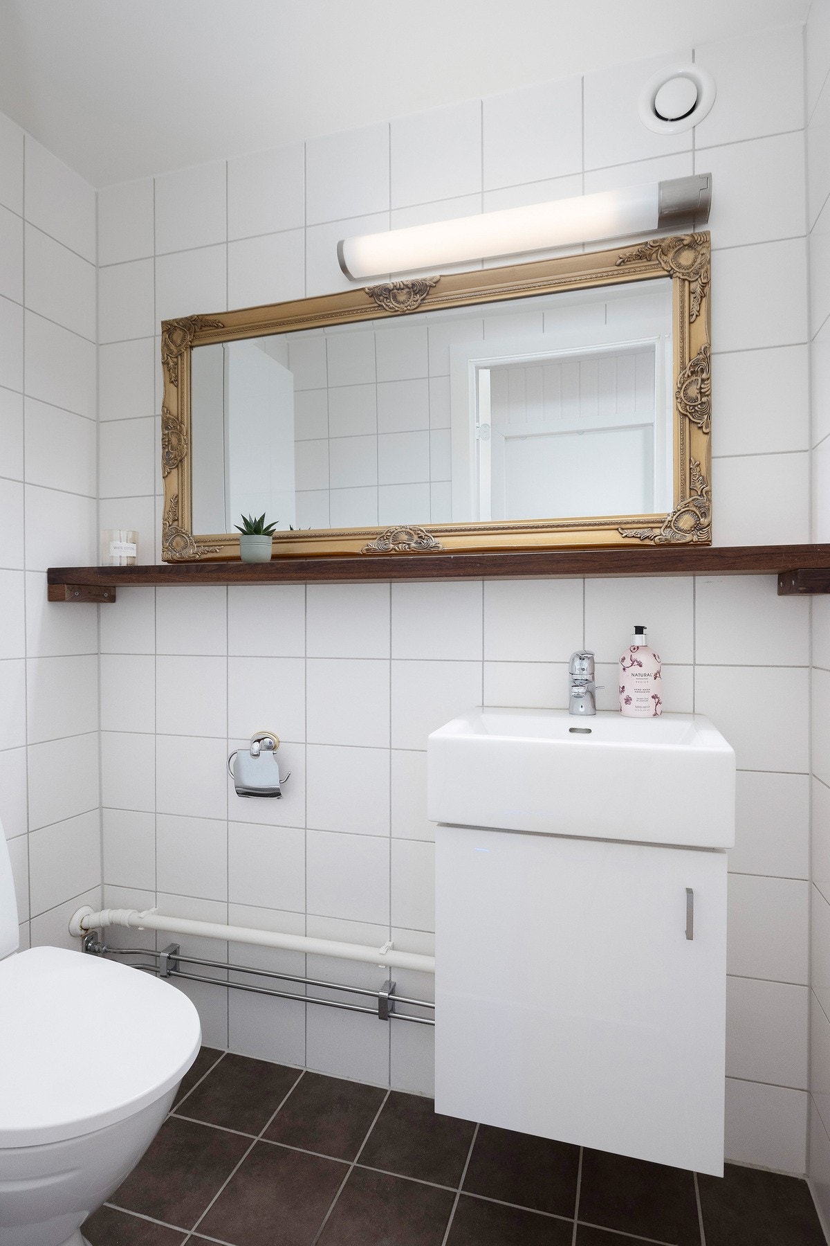 Toalettrommet har flislagte overflater og enkel, funksjonell innredning med servant og toalett. Det er praktisk med adskilt bad og WC - spesielt i hverdagen når flere skal ut døra samtidig. Galleribilde