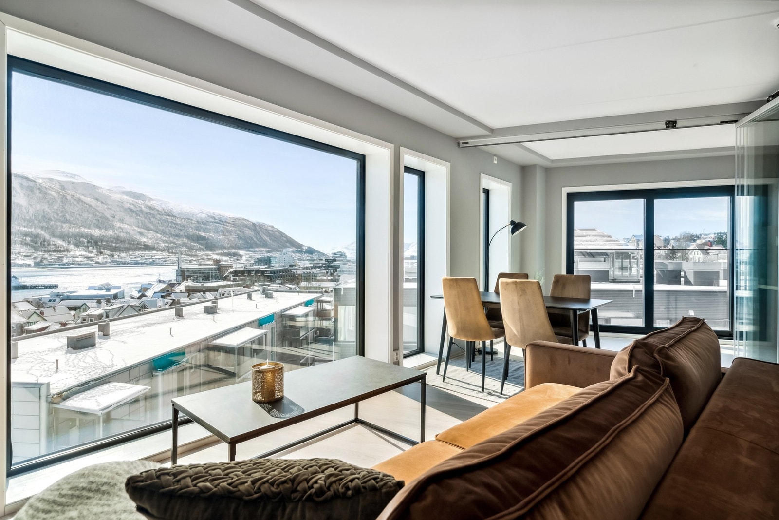 Velkommen til Elvegata 14-
En lekker 3-roms leilighet i 5. etasje med en beliggenhet av de sjeldne. Garasjeplass Galleribilde