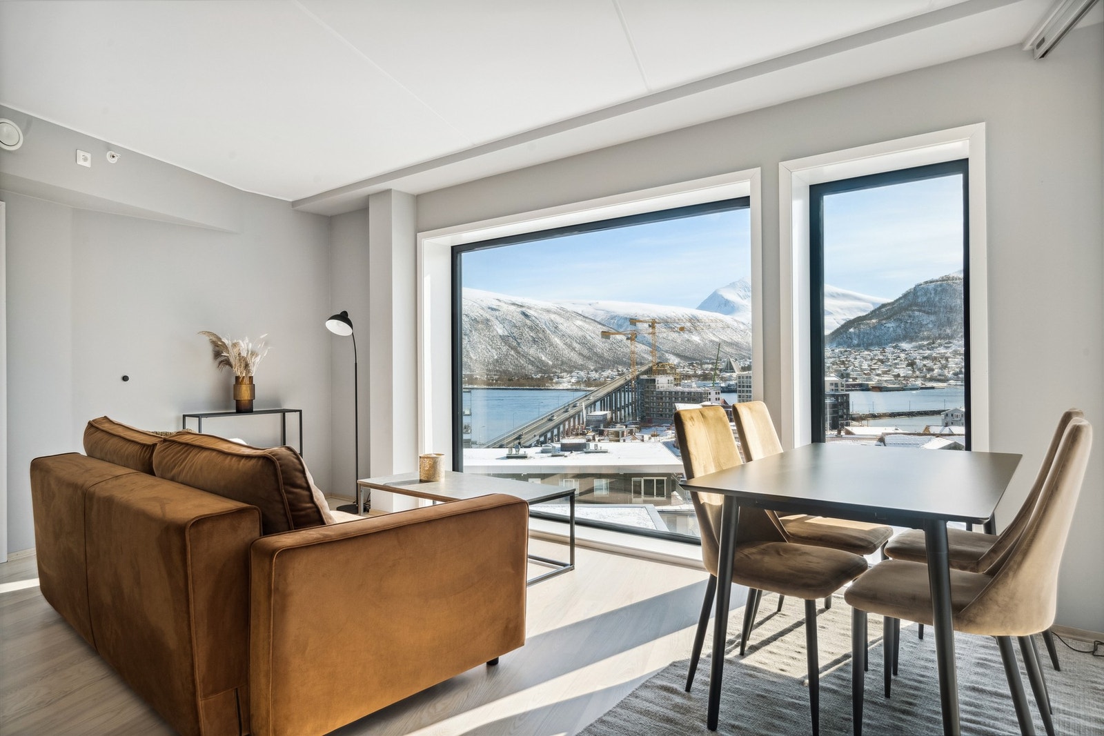 Leiligheten har en raus bruk av vindusflater som lar deg nyte lys og utsikt Galleribilde