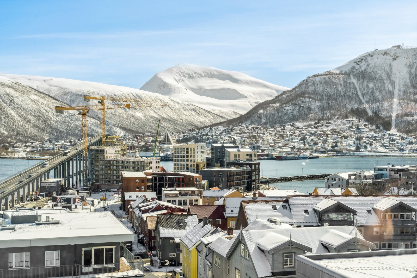 Rett nede i gaten finner du Vervet, Tromsøs nye bydel 8 (i stor vekst) som byr på flere fine spisesteder og kaffebarer Galleribilde