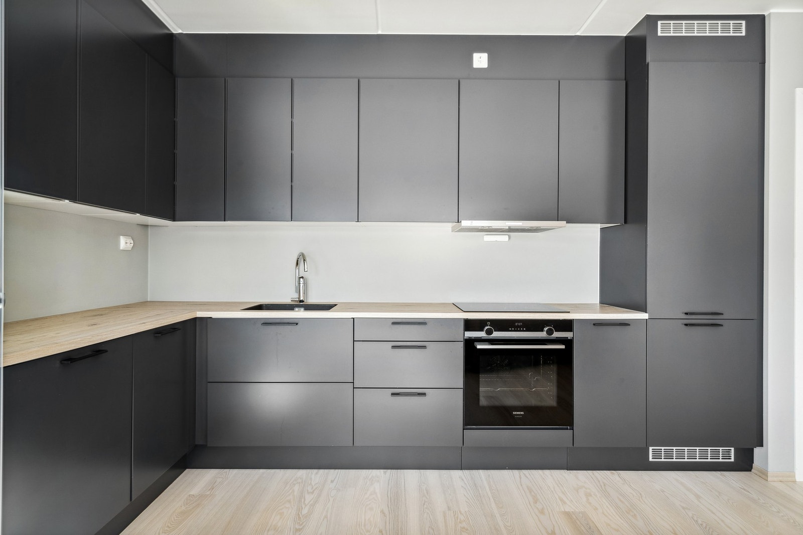 Kjøkkeninnredning med slette fronter Galleribilde