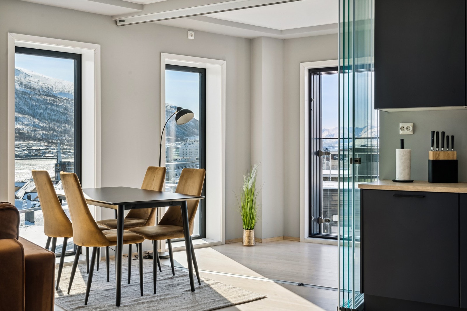 Velkommen til Elvegata 14-
En lekker 3-roms leilighet i 5. etasje med en beliggenhet av de sjeldne. Garasjeplass Galleribilde