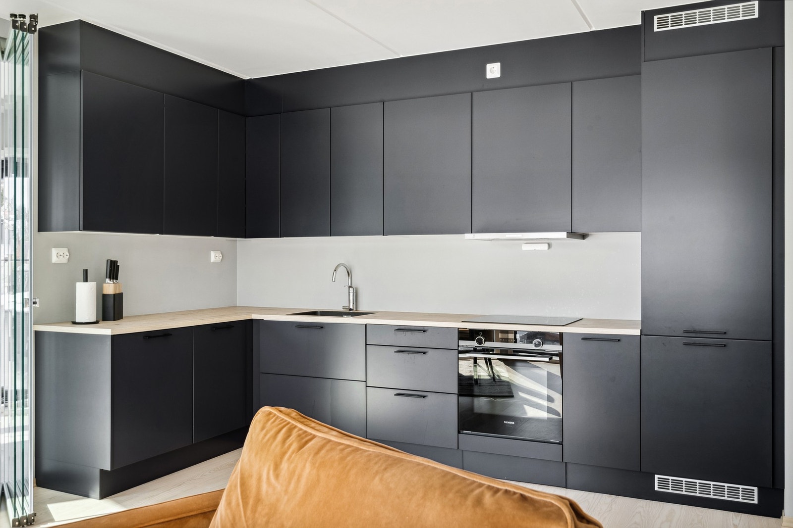 Flott kjøkkeninnredning med integrerte hvitevarer og god skap- og benkplass. Galleribilde