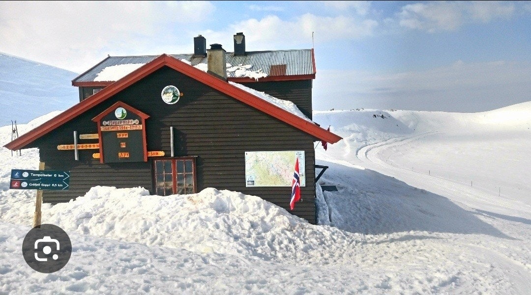 DNT hytta på toppen av Høgevarde 1459 m.o.h ligger rett bak hytta. Flott dagstur og vafler venter på kafeen på DNT hytta Galleribilde