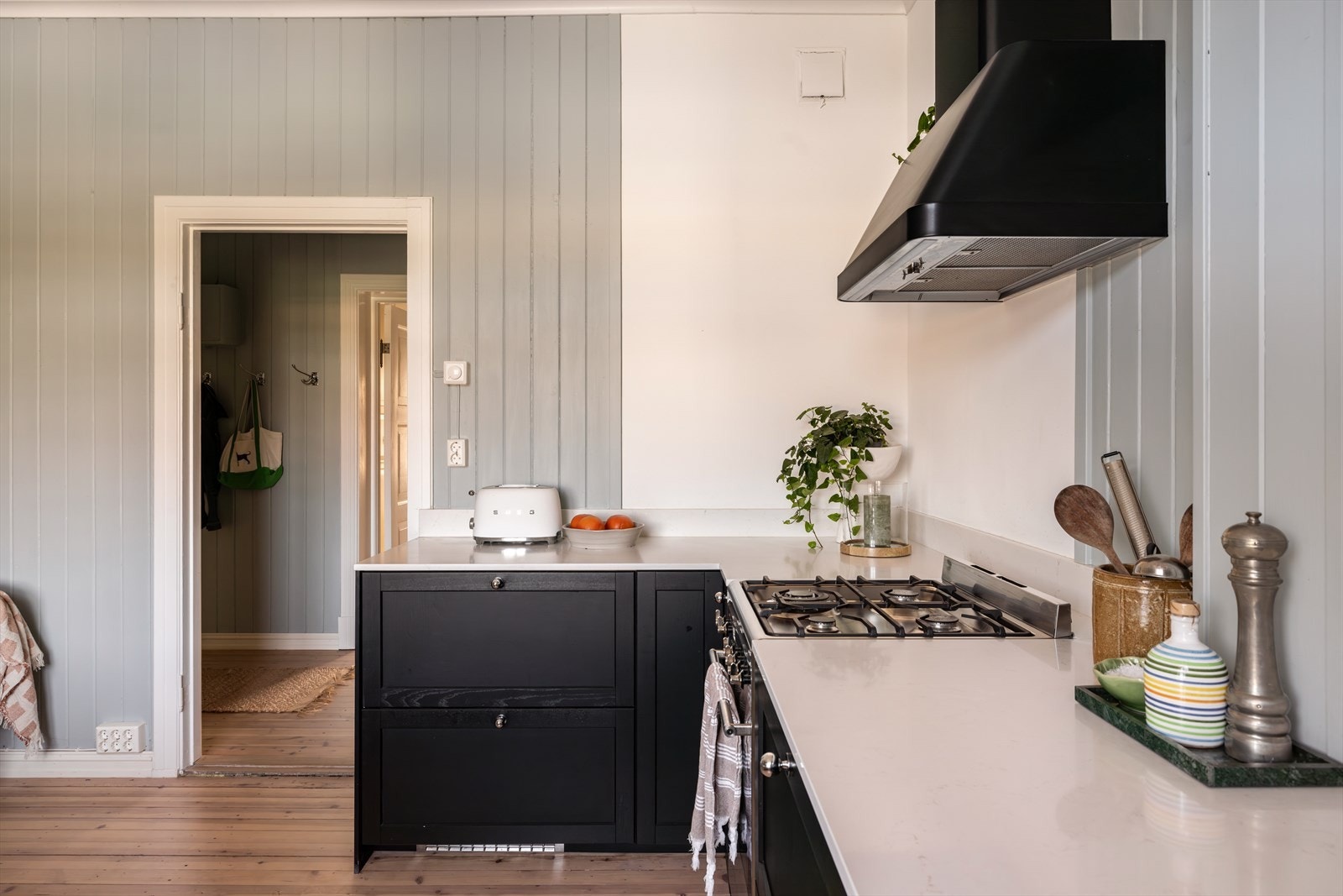 Kjøkkenet har god skapplass, integrerte kjøleskuffer og oppvaskmaskin Galleribilde