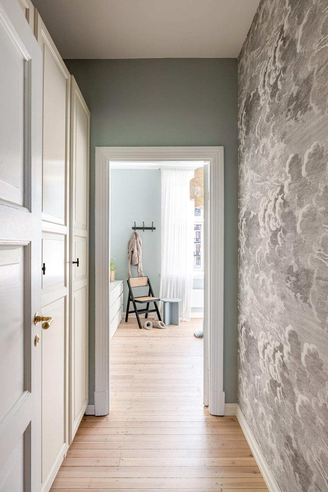 Hyggelig mellomgang med god skapplass Galleribilde