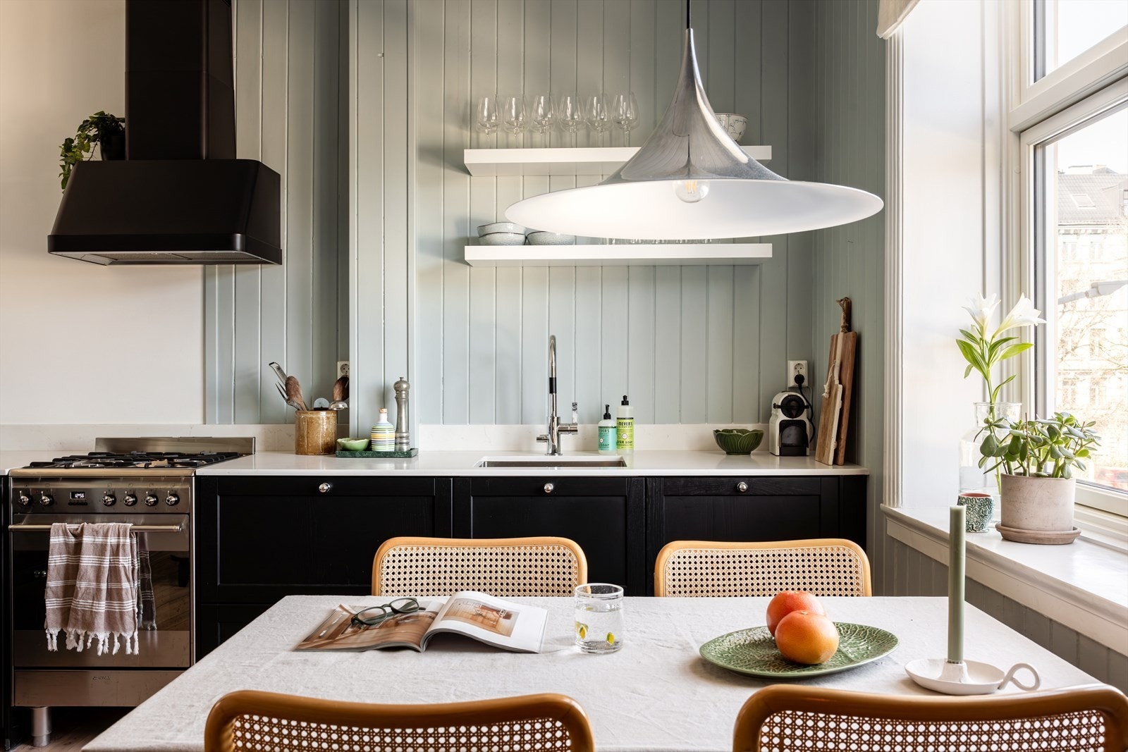 Moderne, funksjonelt kjøkken med bevart sjarm Galleribilde