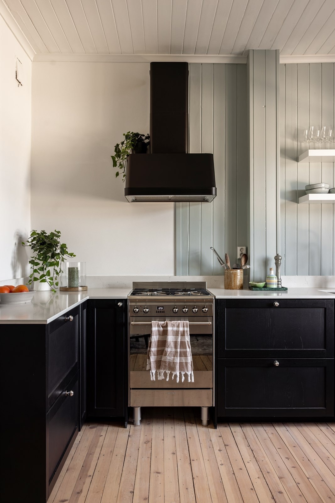 Moderne kjøkken fra 2023 med flott gasskomfyr fra Smeg Galleribilde