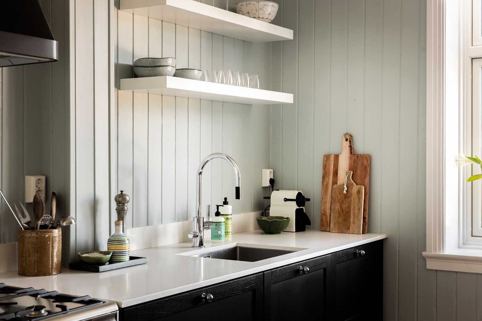 God benkeplass og benkeplate i lys kompositt. Blandebatteri fra Tapwell Galleribilde