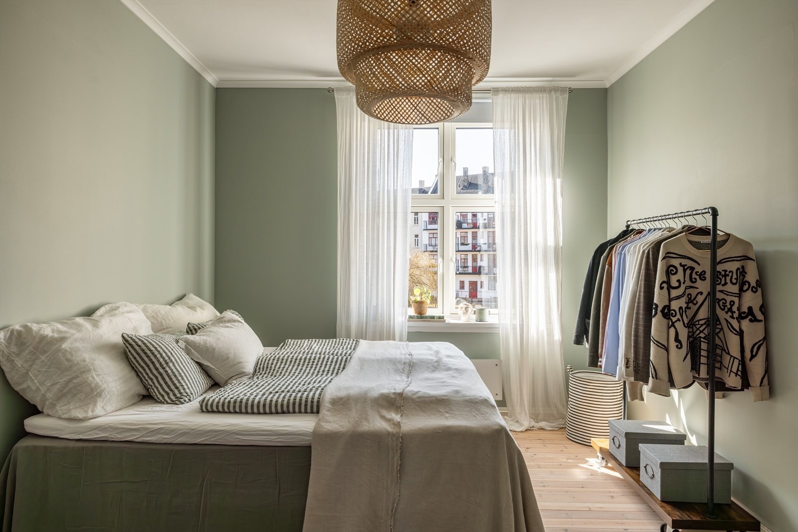 Soverom med god takhøyde og hyggelig utsyn mot frodig bakgård Galleribilde