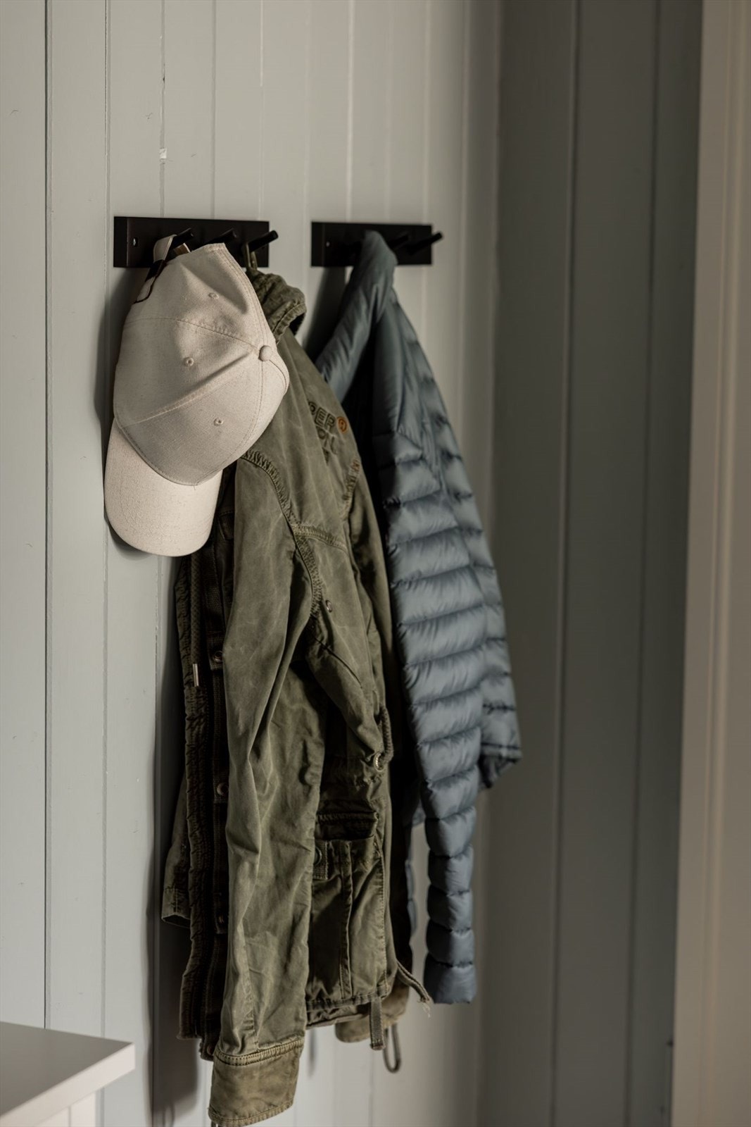 Fra gangen med flere og praktiske knagger Galleribilde