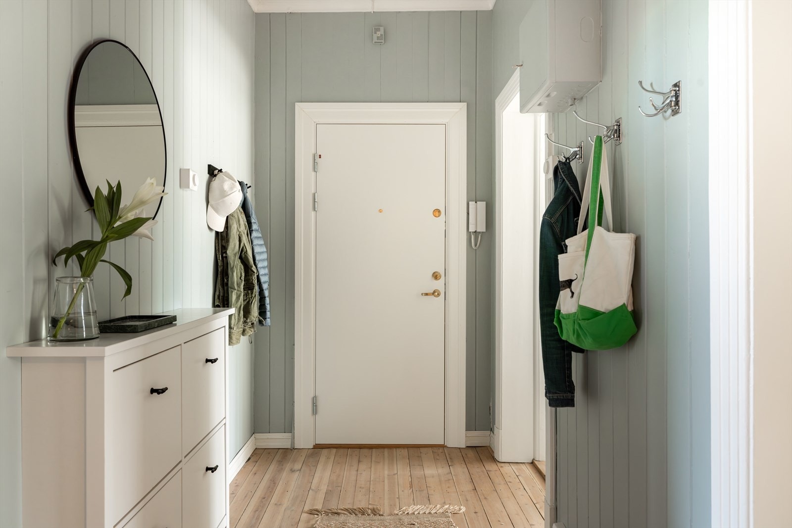 Hyggelig inngangsparti med ny inngangsdør i 2024 Galleribilde