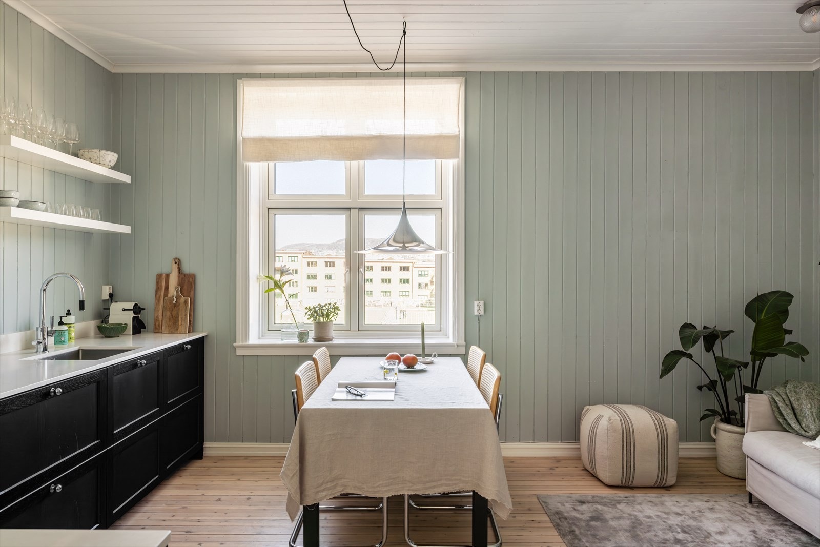 Lys og luftig stue med åpen kjøkkenløsning og fritt utsyn Galleribilde