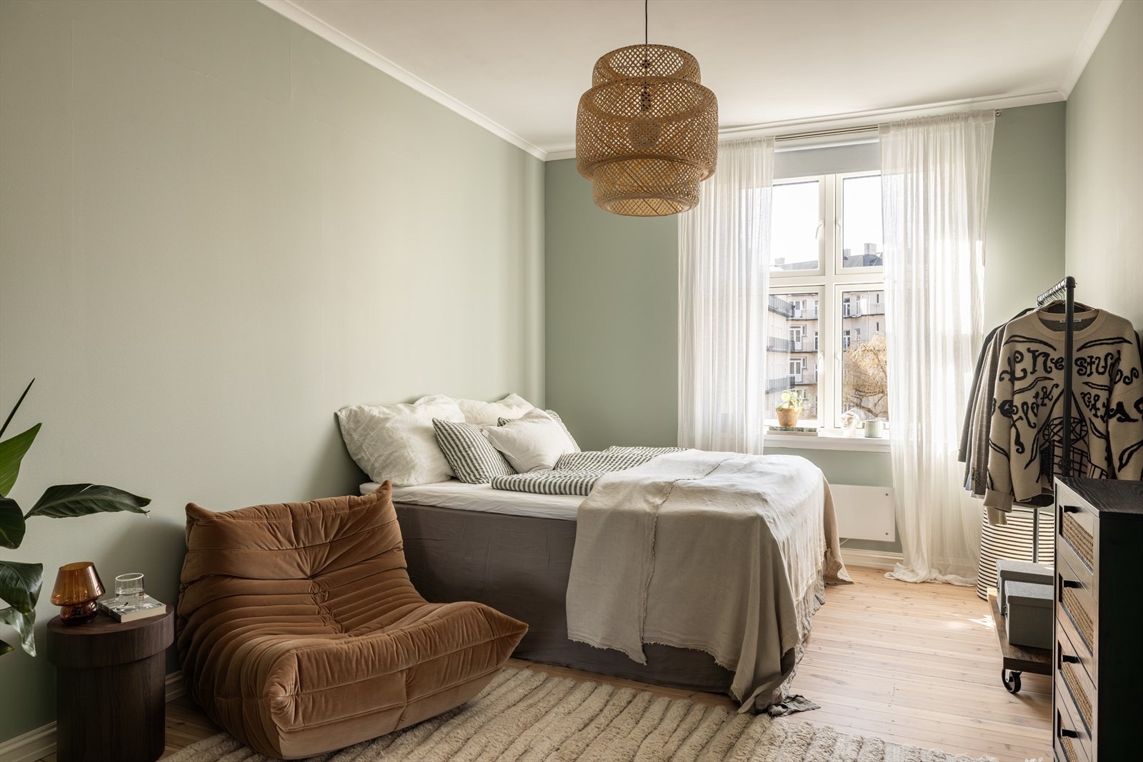 Soverommet har god plass til dobbeltseng og garderobeskap om ønskelig Galleribilde