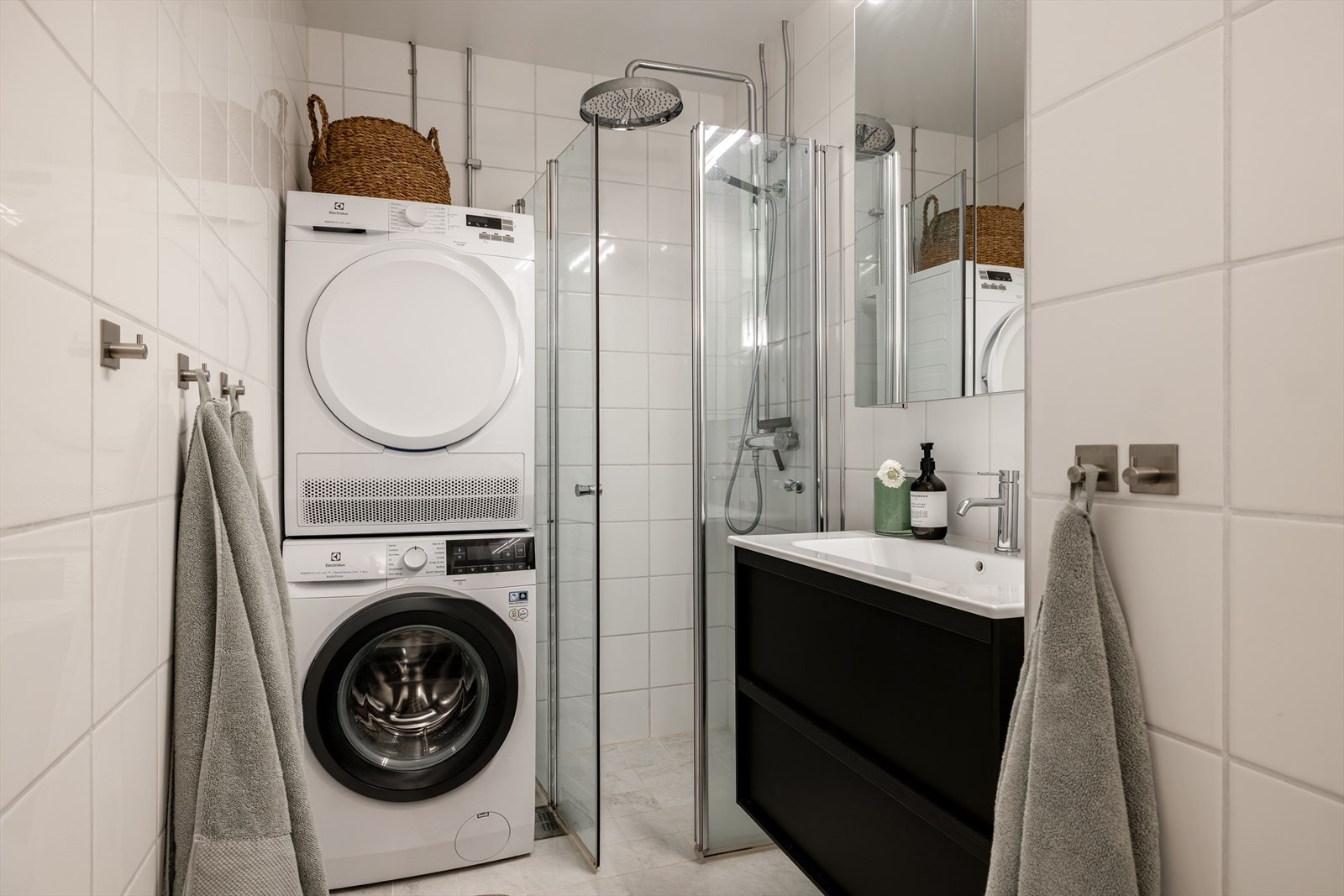 Oppgradert pent bad fra 2023 med bl.a. regnfallsdusj og innredning fra Haven Galleribilde