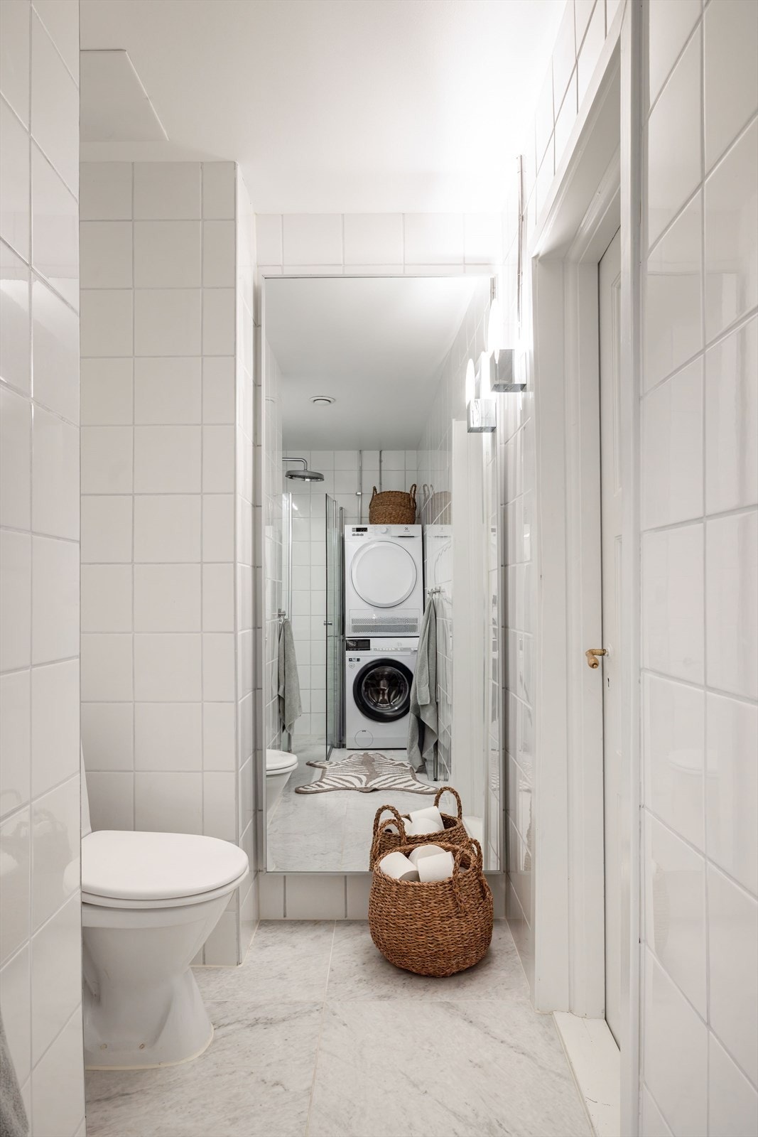 Badet har fin størrelse og helspeil Galleribilde