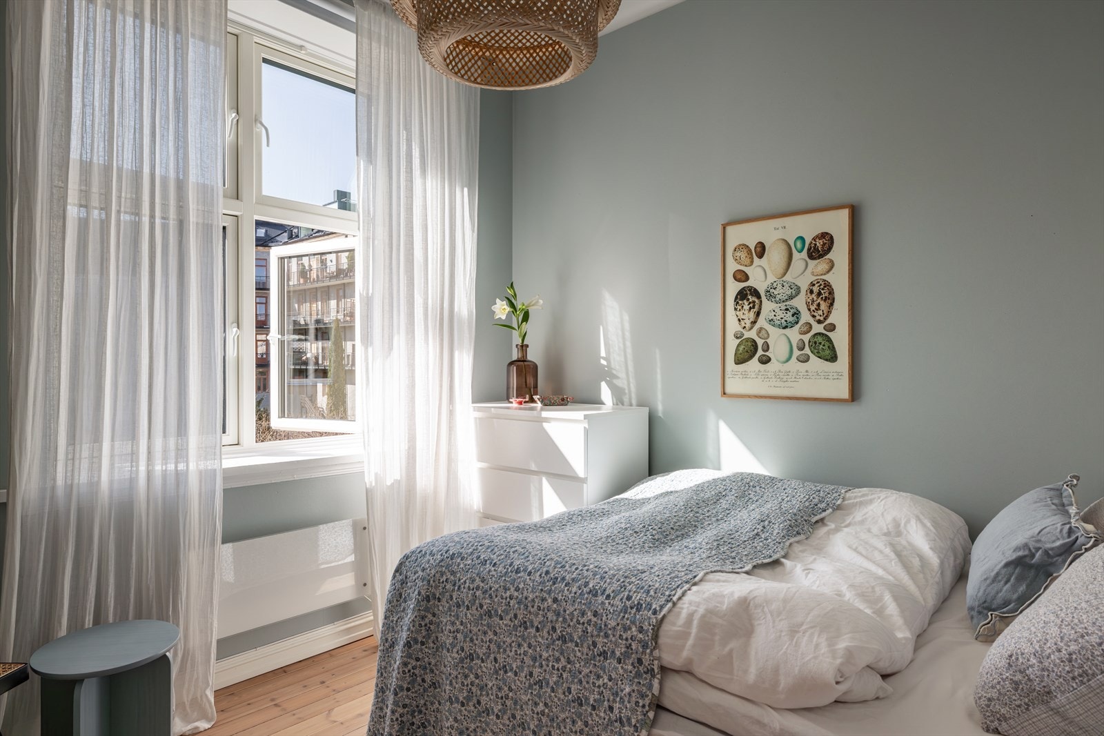 Dette soverommet vender også inn mot frodig bakgård Galleribilde