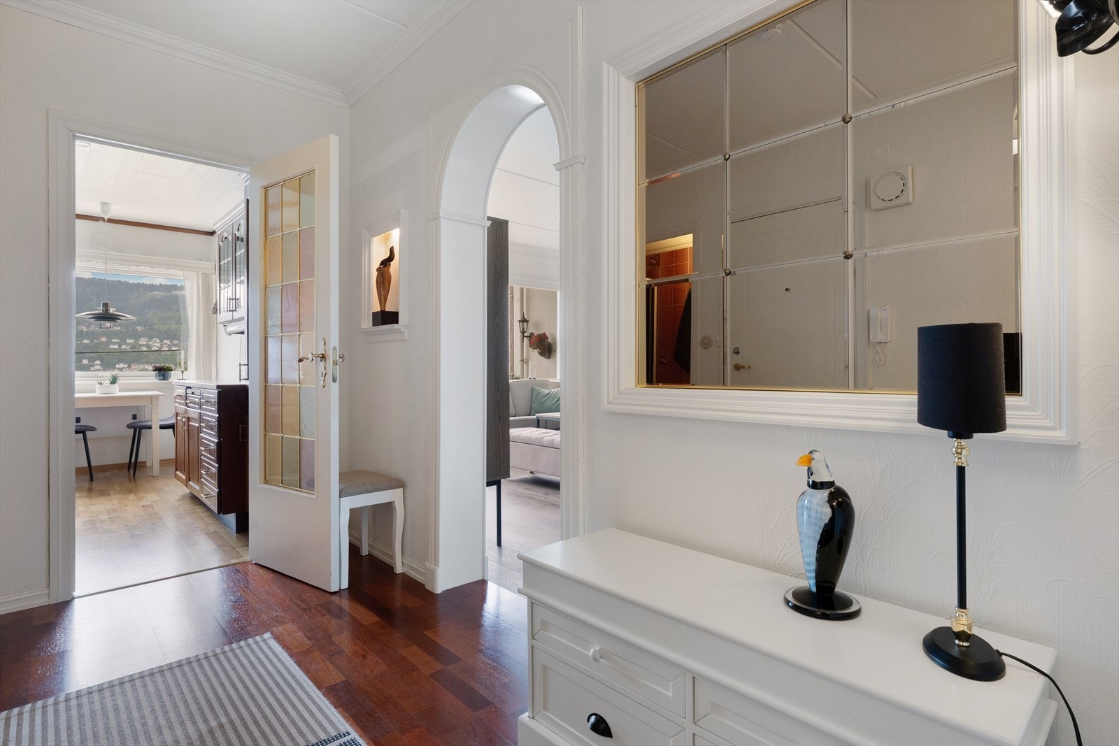 En romslig entre Galleribilde