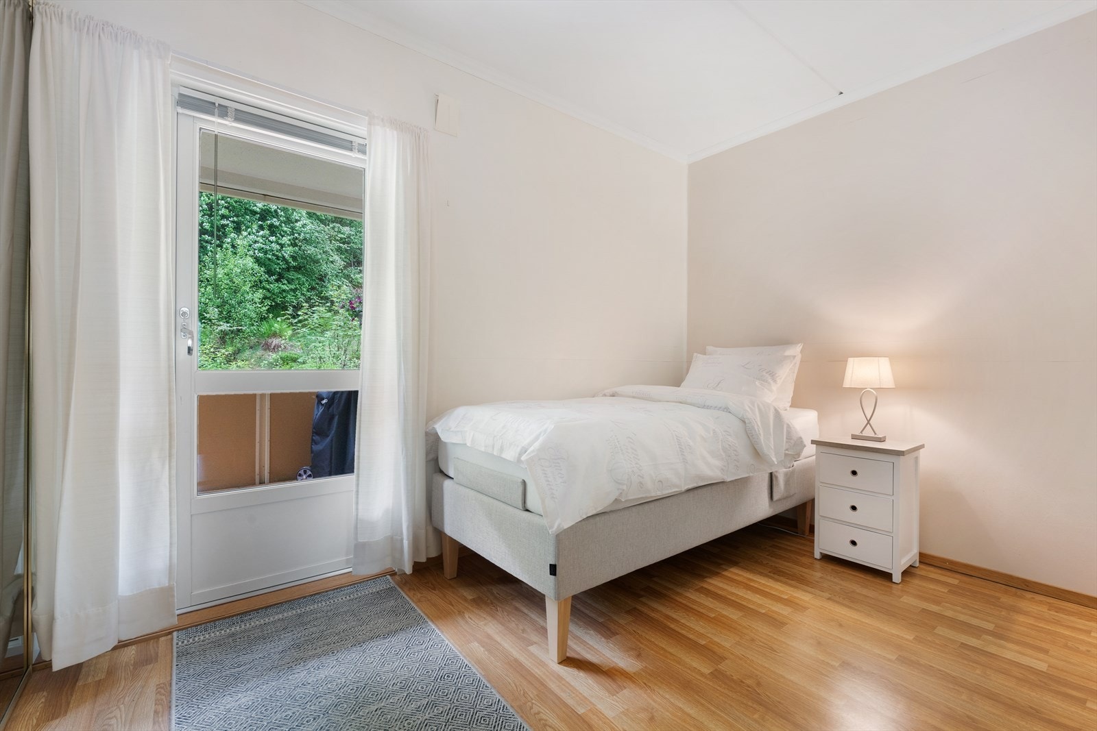 Plass til ønsket møblement, samt det er stor innebygd skyvedørsgarderobe Galleribilde