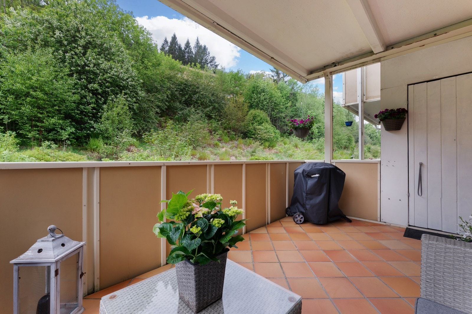 Altan på baksiden er på 11,8 m² og har en tilhørende praktisk bod Galleribilde