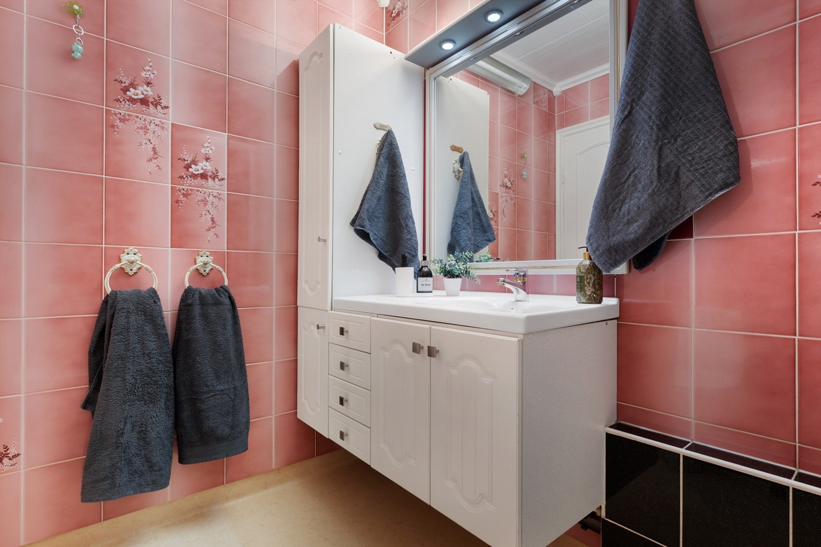 Utstyr: Dusjkabinett, toalett og baderomsinnredning med heldekkende servant samt belyst speil. Opplegg for vaskemaskin Galleribilde