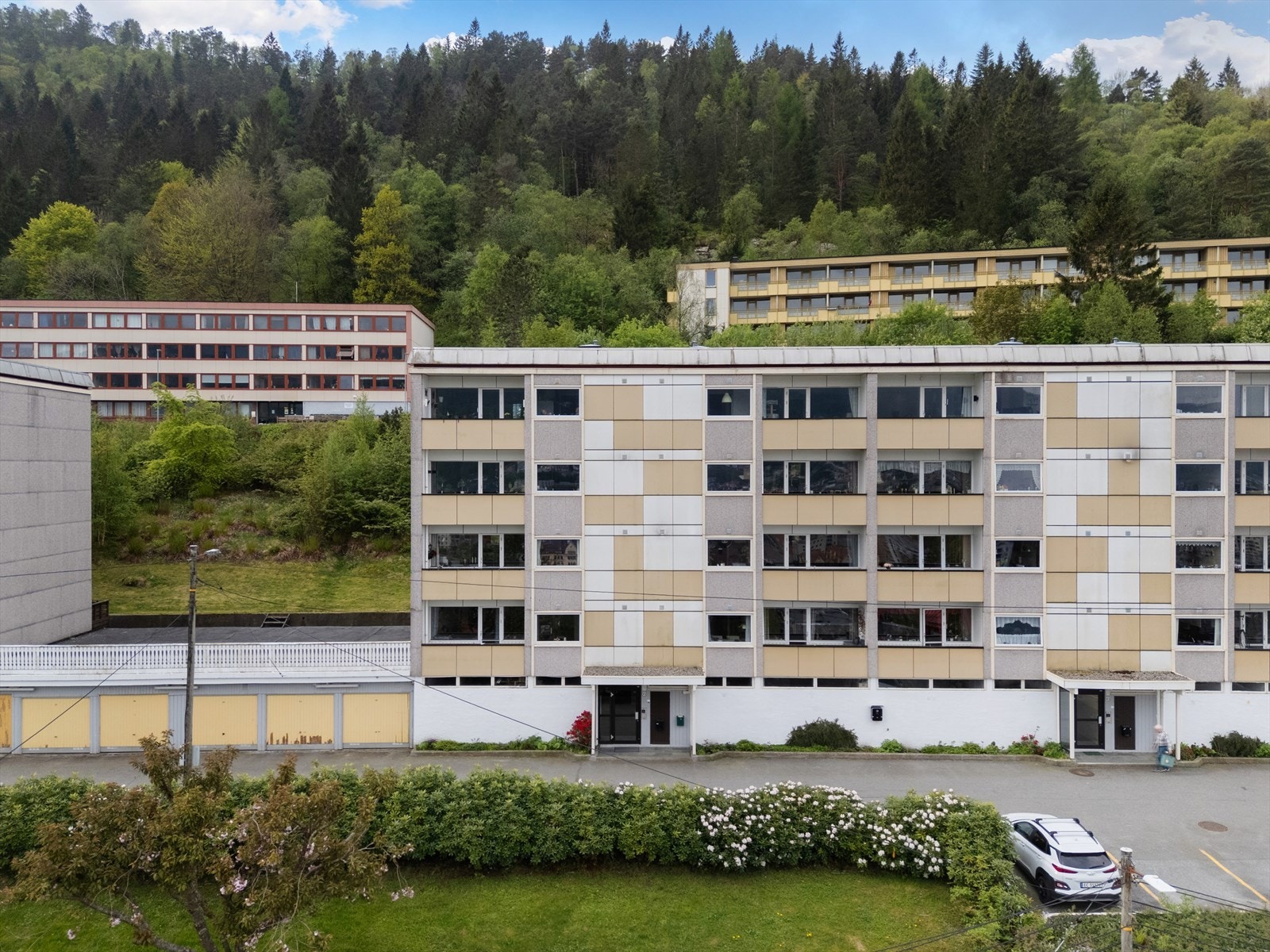 Borettslaget har 14 p-plasser og 28 garasjeplasser til utleie Galleribilde