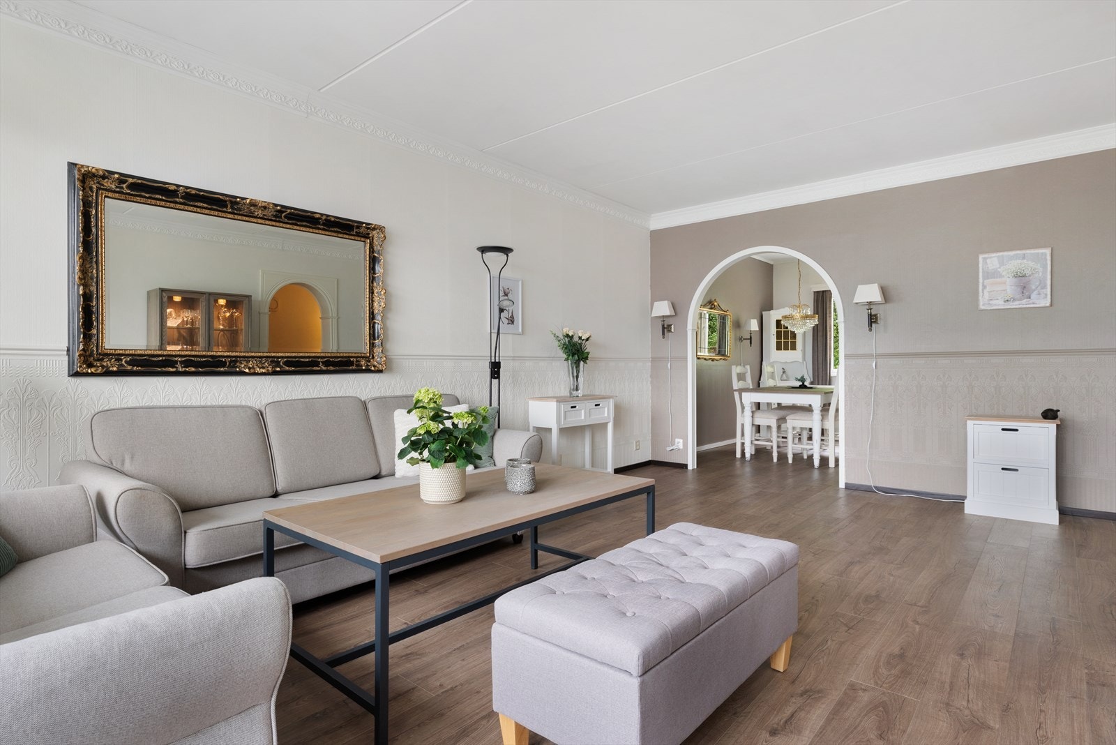 Naturlige møbleringssoner med plass til sofa og spisegruppe Galleribilde