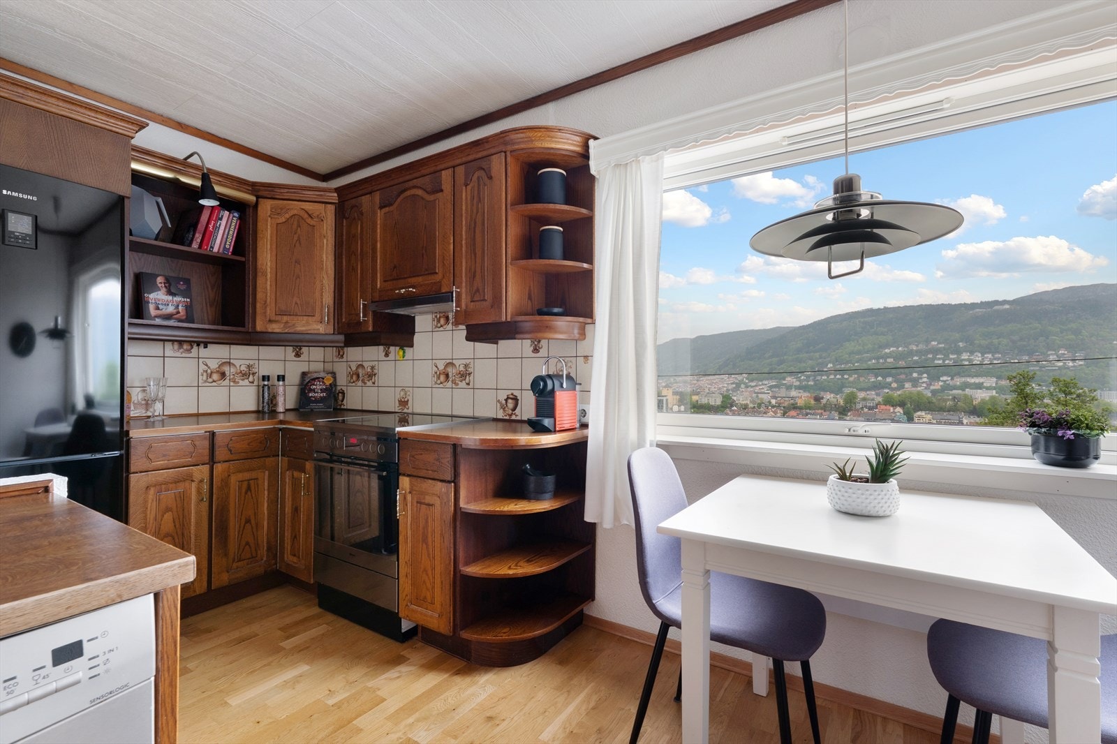 Plass til en trivelig spisegruppe - perfekt for hektiske hverdagsfrokoster Galleribilde