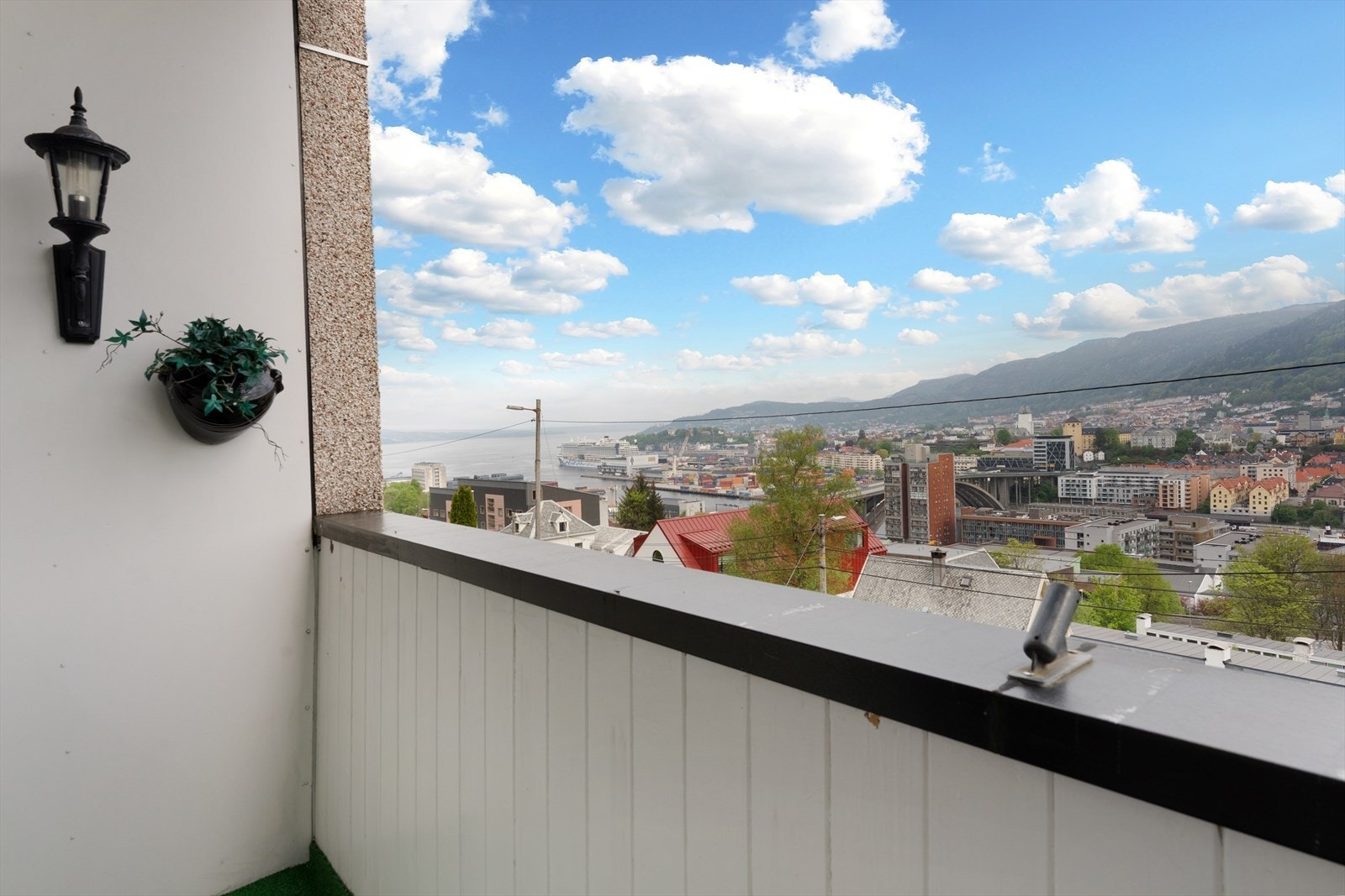 Det er utgang til altan på 3,9 m² Galleribilde