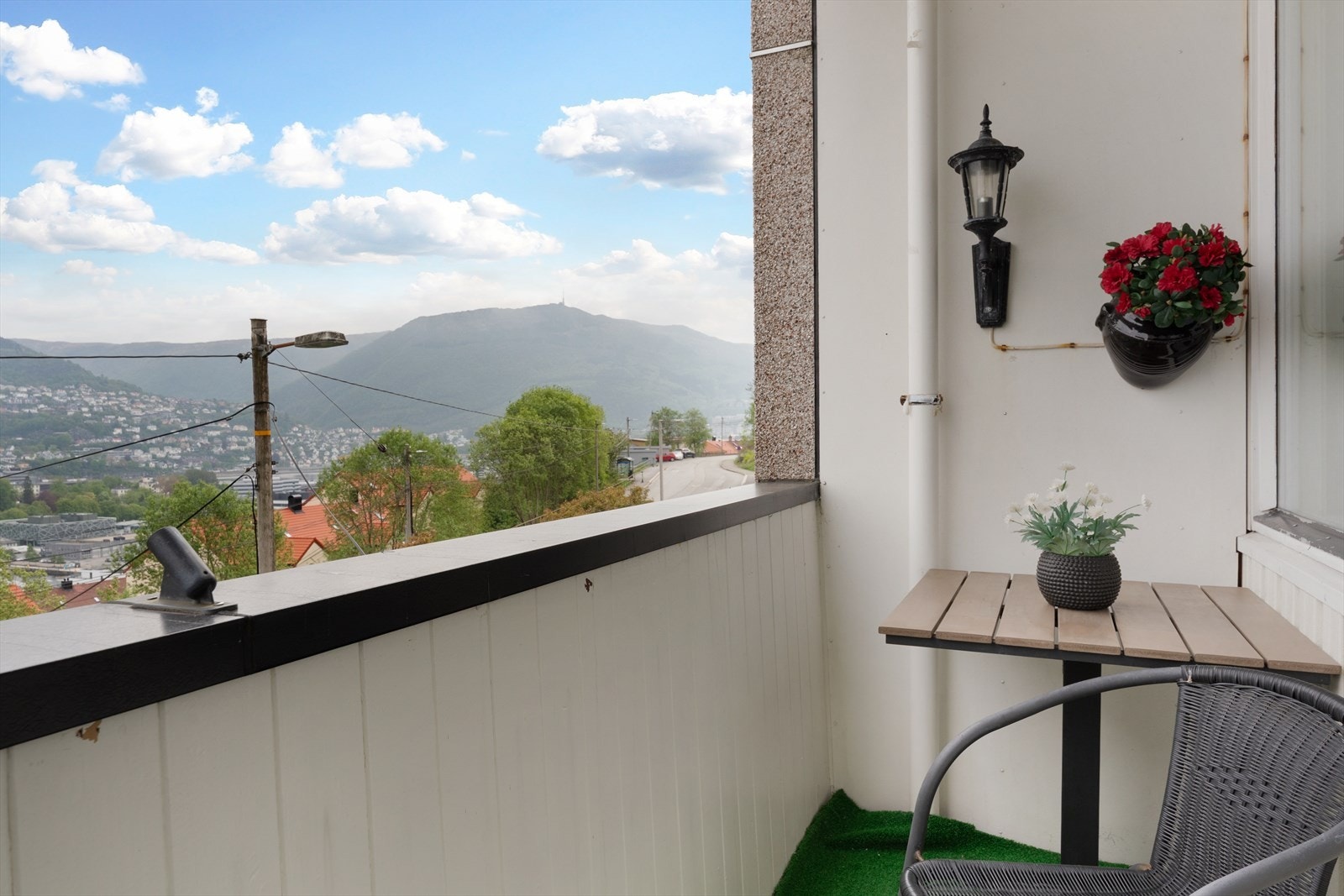 Altanen ligger på fremsiden av bygget og kan by på svært gode solforhold Galleribilde