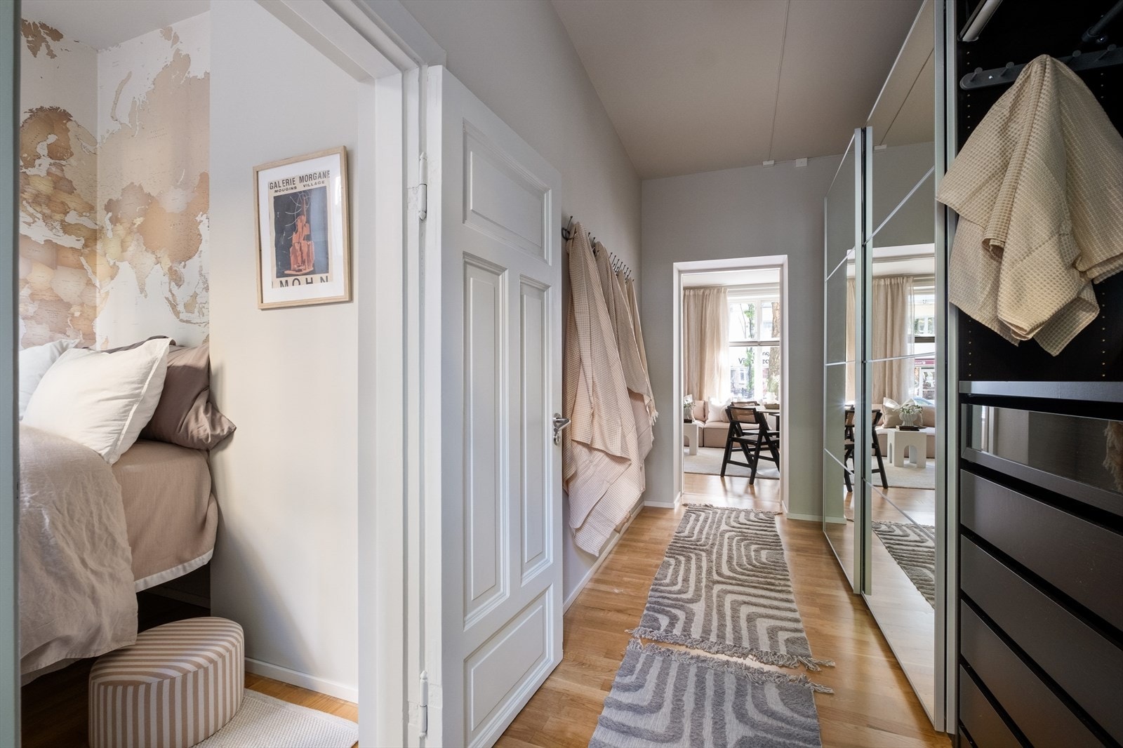 Masse oppbevaringsplass i skyvedørsgarderobe. Galleribilde