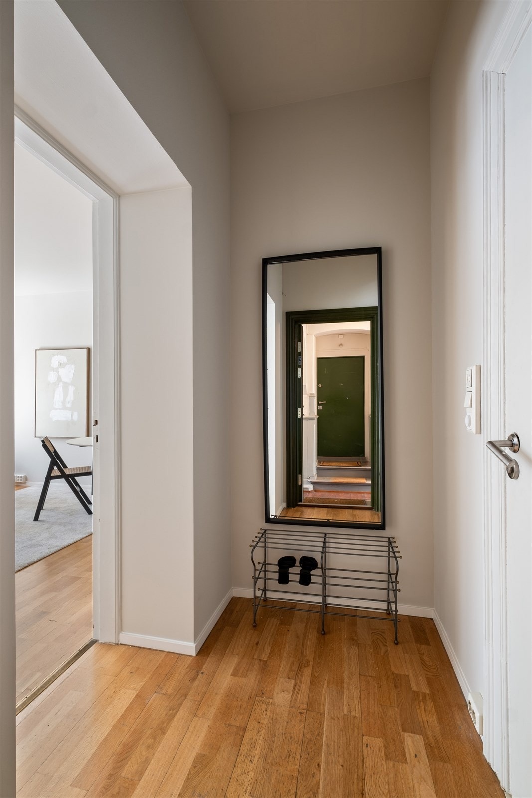 Velkommen inn! En lys og innbydende entré som gir et godt førsteinntrykk av leiligheten. Plass til sko og yttertøy. Galleribilde
