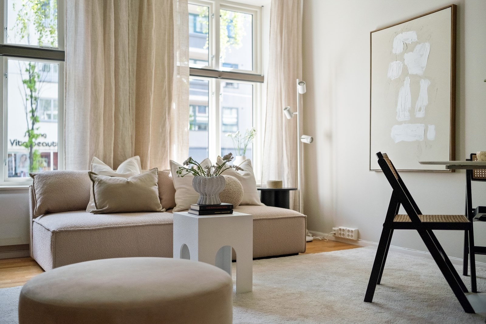 Rommets utforming understreker en sosial sone med plass til flere gjester. Galleribilde
