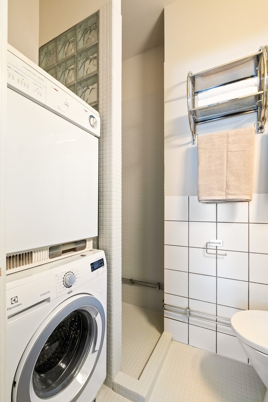 Baderommet er innredet med klosett(2023), servant plassert på innredning og dusjnisje. Opplegg for vaskemaskin. Naturlig avtrekk. Galleribilde