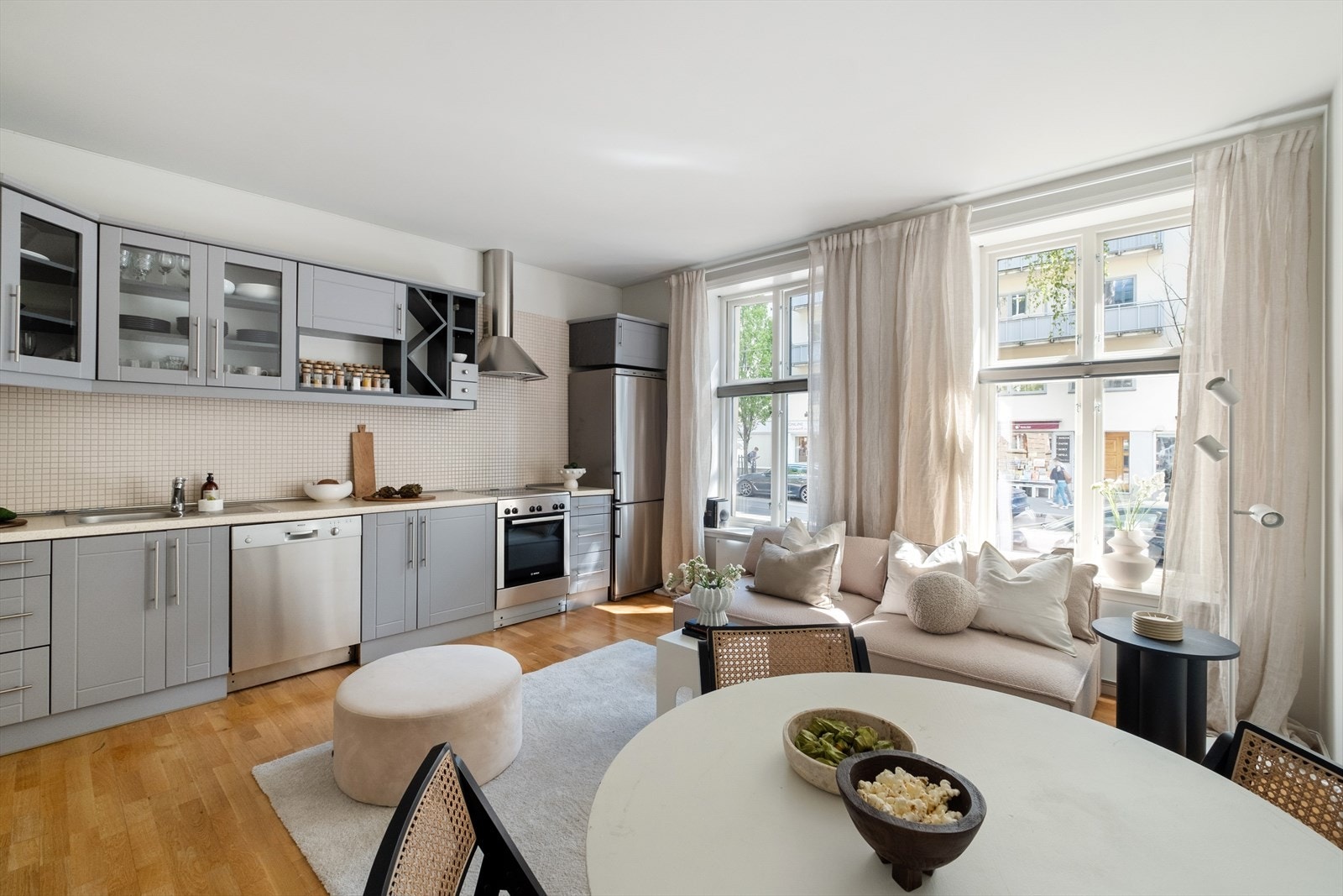 Hjertet i leiligheten er stuen med plass til stor sofagruppe med tilhørende møblement. Galleribilde