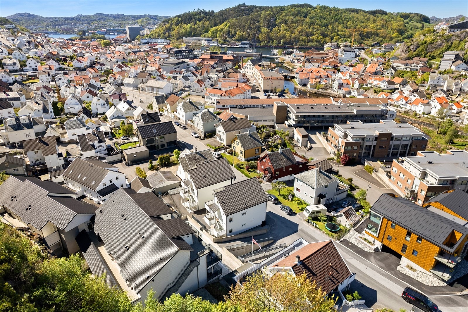 Leiligheten ligger få minutters gange fra sentrum av Egersund med butikker av alle slag og koselige kafeèr. Matbutikk og treningssenter finner du like ved. Galleribilde