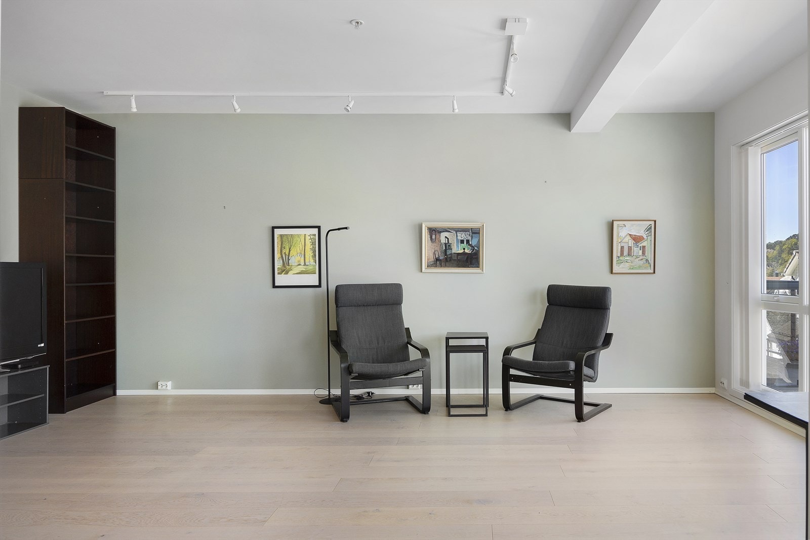 Her er plass til både sofagruppe og sittegruppe. Galleribilde