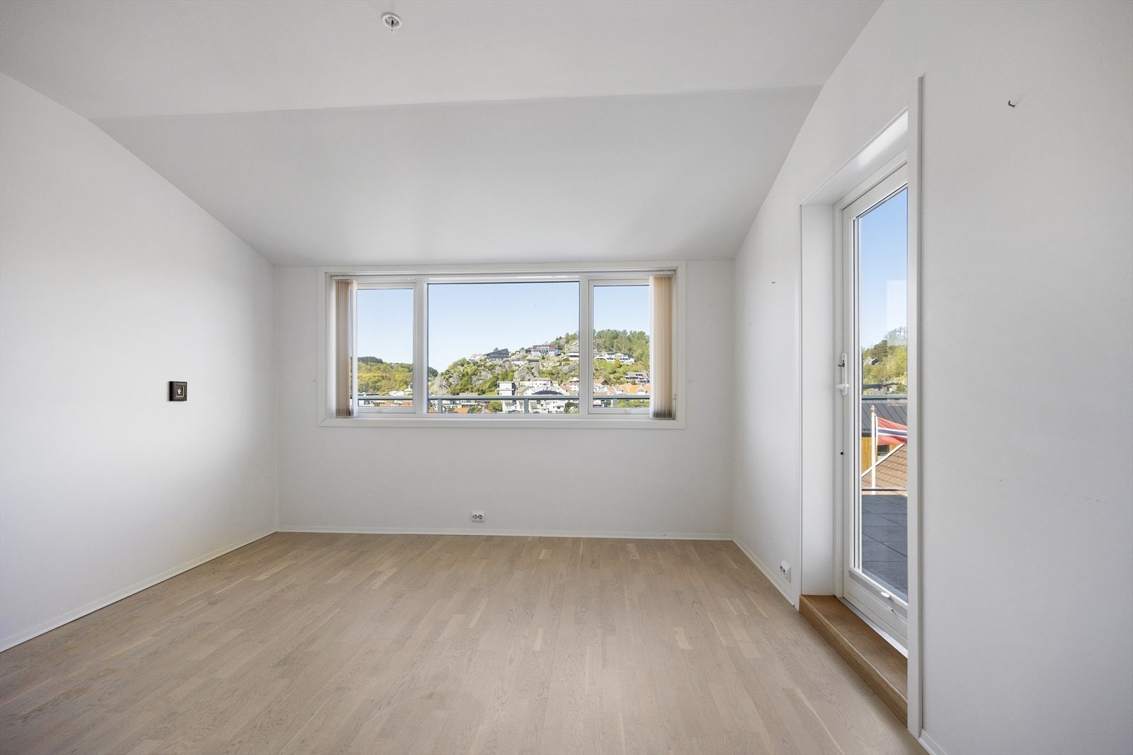 Fin loftstue med utgang til balkong. Galleribilde