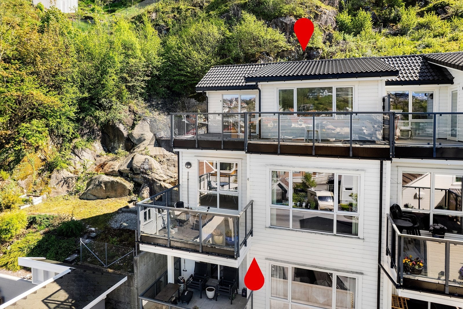 Velkommen til visning i velholdt fin toppleilighet over 2 plan som ligger i enden av bygget. Galleribilde