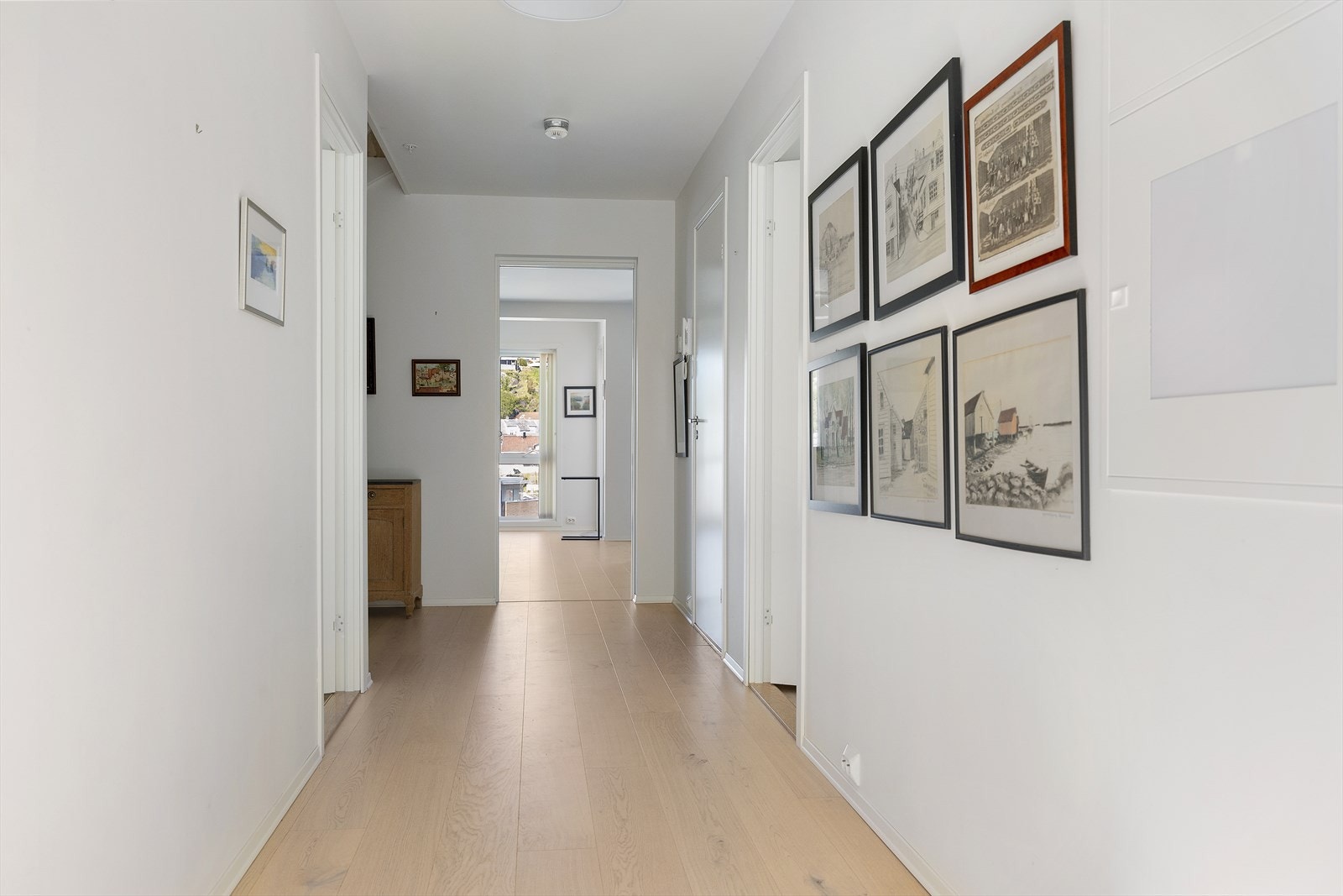 Hall/innvendig gang av god størrelse, her er god plass til oppbevaring av klær og sko. Galleribilde