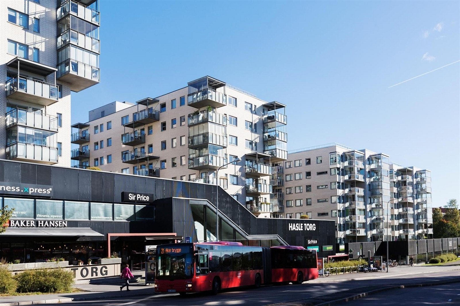 Kun et par minutters gange fra leiligheten finner du Halse Torg, som frister med kafé, bar, treningssenter, vinmonopol og apotek. Galleribilde