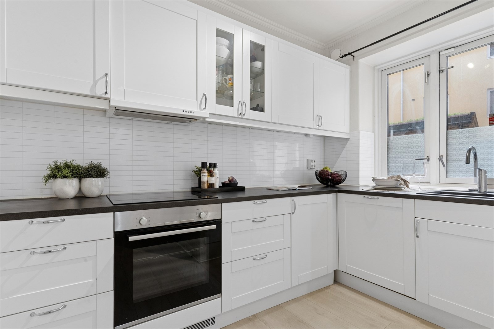 Moderne Epoq kjøkkeninnredning fra 2021 med smarte løsninger og tidløst design. Galleribilde