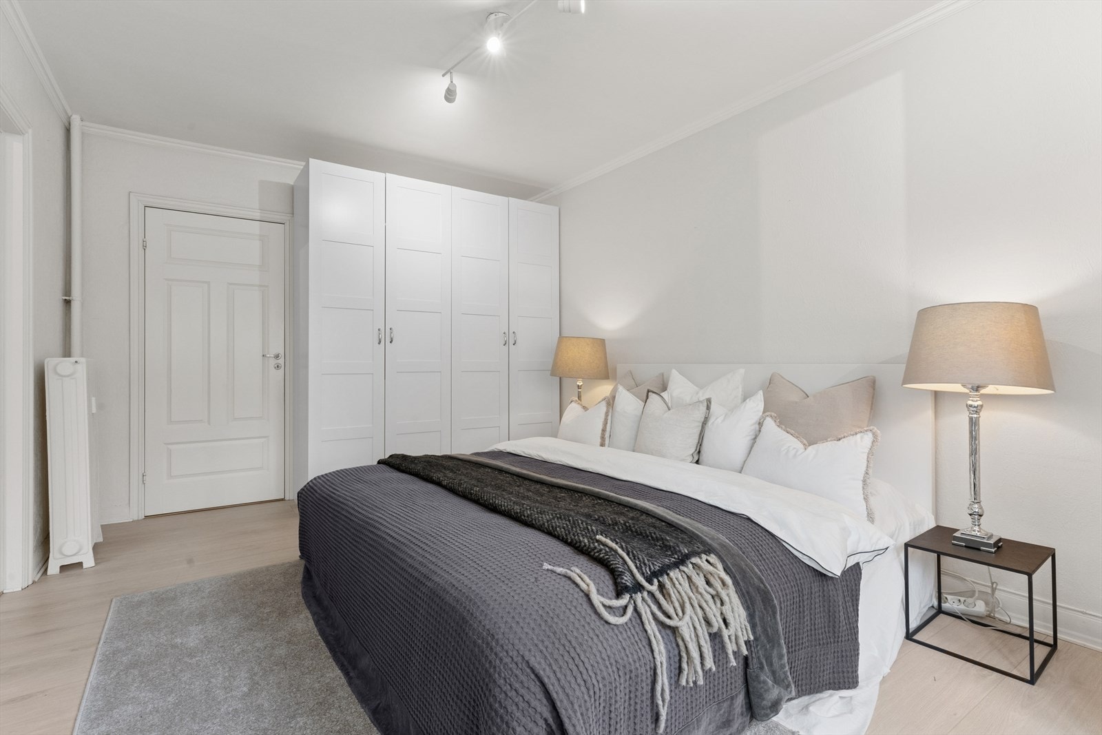 Hovedsoverommet byr på god romfølelse, med plass til både dobbeltseng og garderobe. Galleribilde