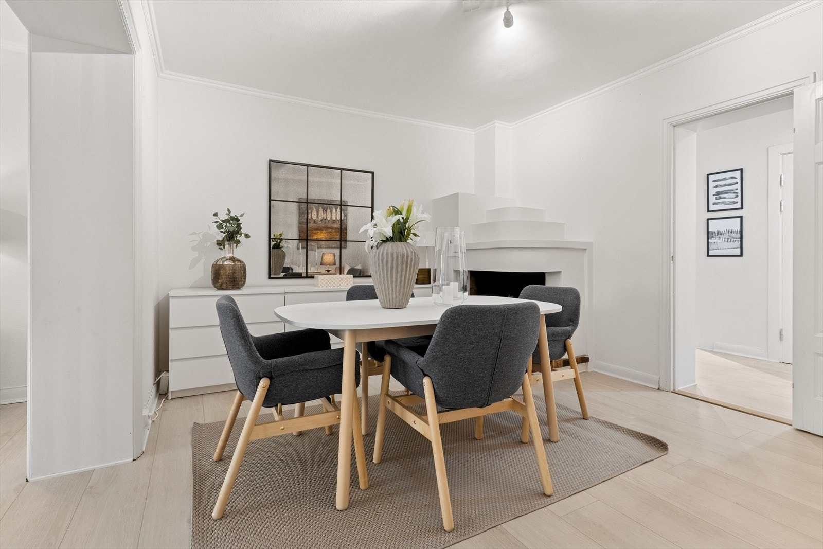 Innbydende spisestue med spisebordplass for hele familien - et naturlig samlingspunkt i hjemmet. Galleribilde