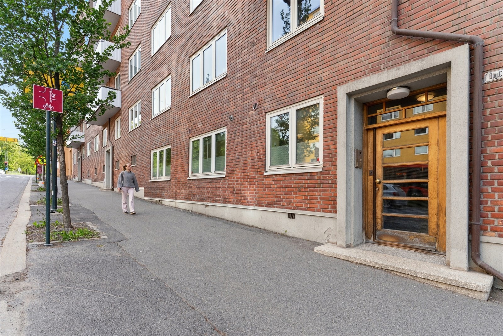 Inngang oppgang C. Galleribilde