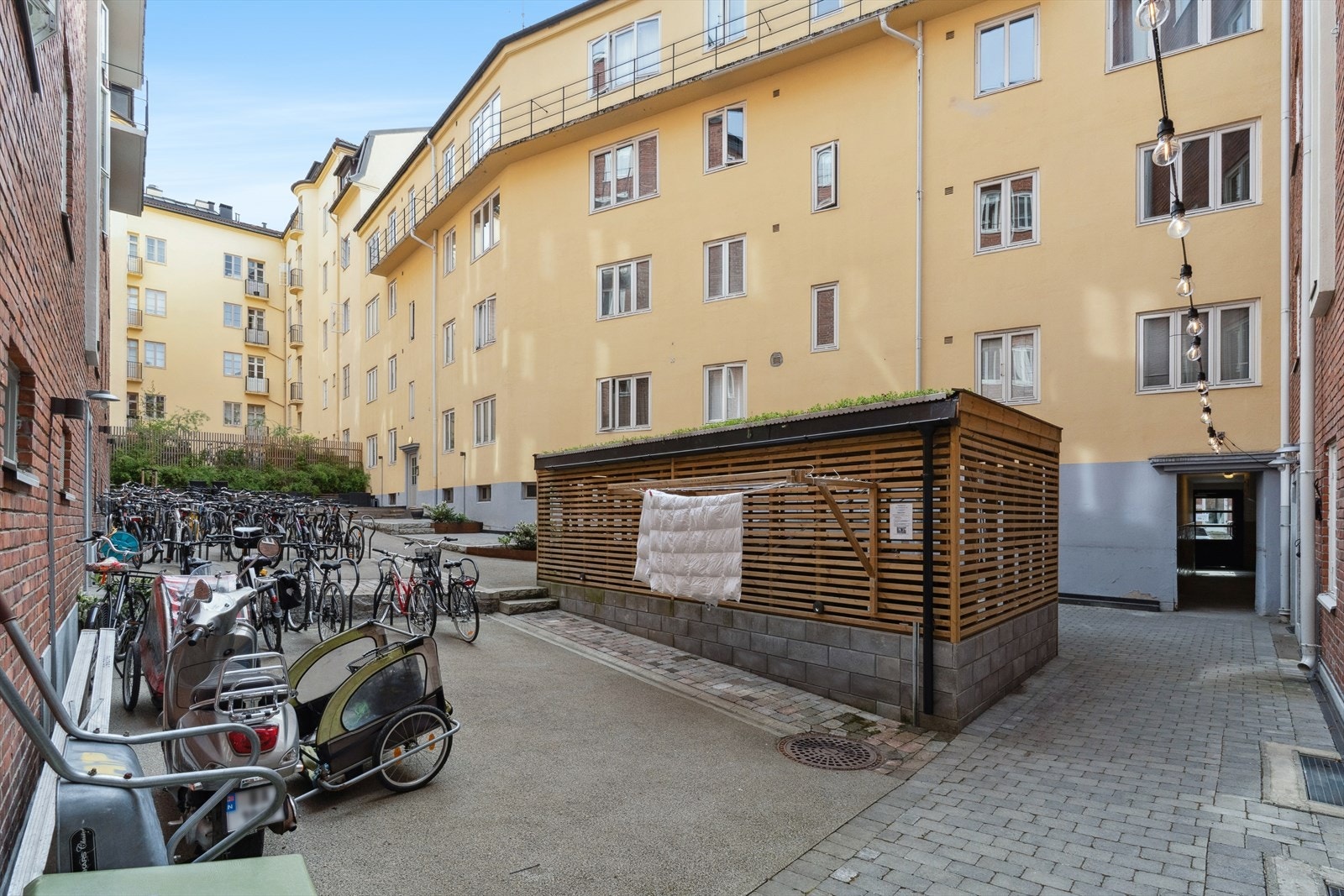 Bakgård. Galleribilde