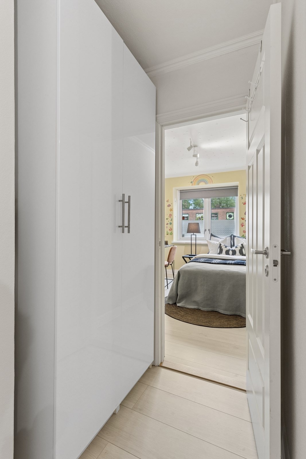 Soverom 2 har garderobe i gang. Galleribilde