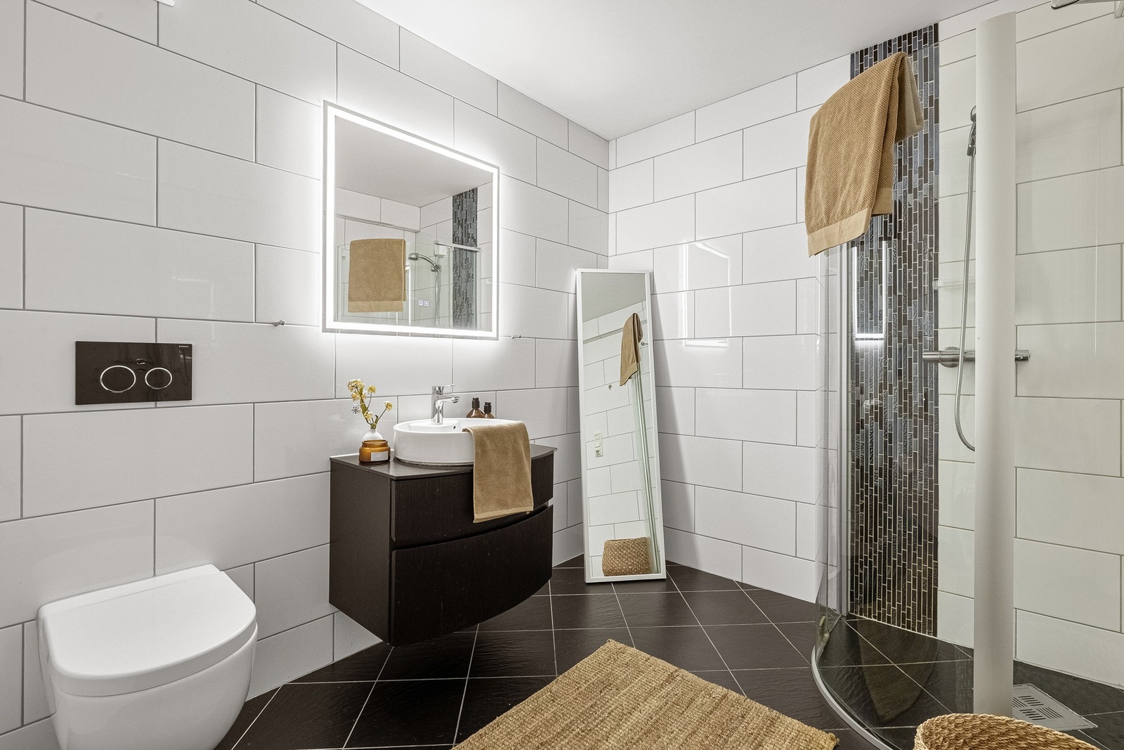 Badet er pent helfliset med varmekabler i gulvet. Galleribilde