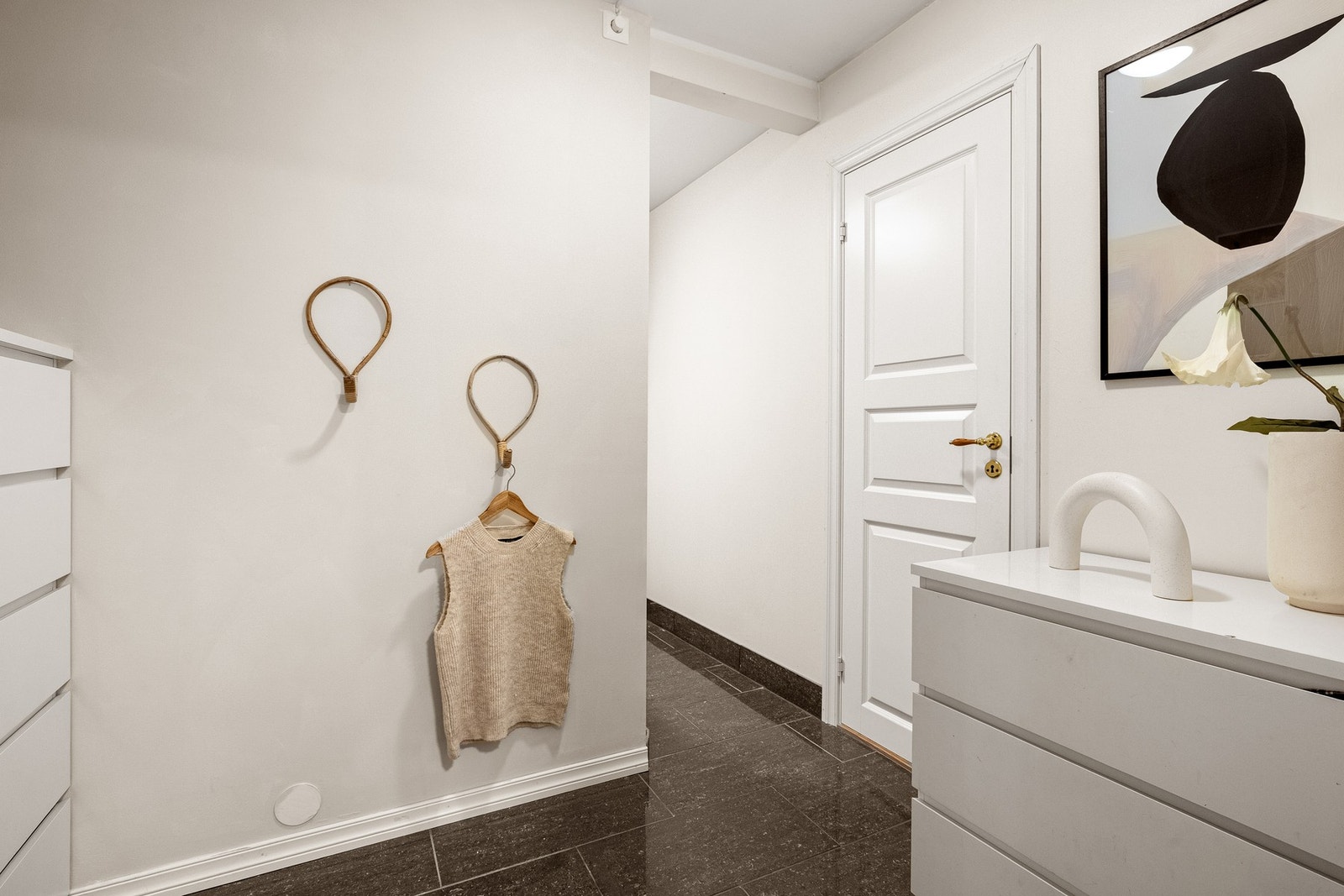 Romslig gang med plass til oppbevaringsmøbler. Galleribilde